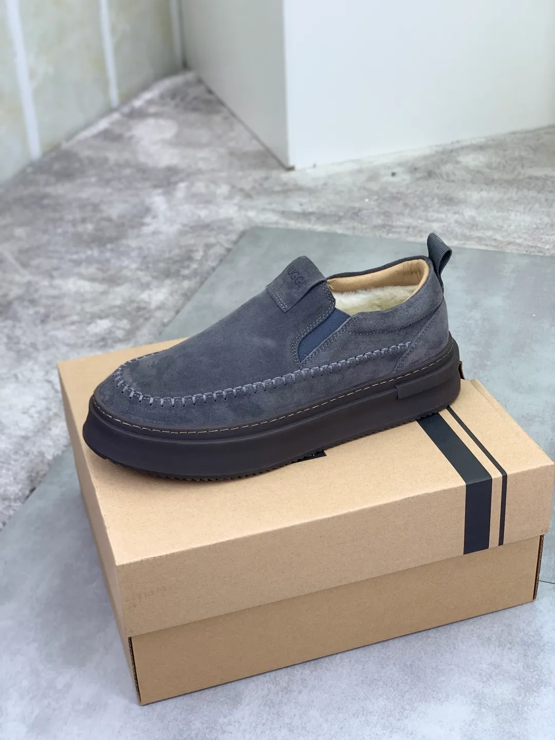 Men's men's shoes 💰P580 New arrival 🆕🆕🆕 IUGGI men's shoes slip-on loafers British style fashionable retro casual sneakers Convenient, comfortable, casual, versatile style Wool lining is comfortable and warm Rubber outsole Non-slip and firm Size: 39-44 Three colors 8731-8